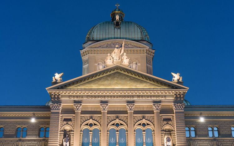 Die Kuppel des Bundeshauses in Bern bei Nacht