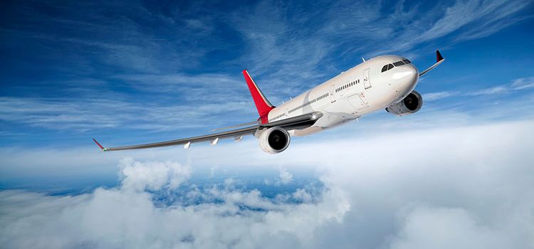 Flugzeug von vorne in der Luft vor blauem Himmel