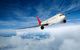 Flugzeug von vorne in der Luft vor blauem Himmel