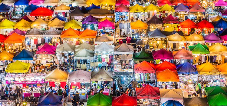 Marktplatz mit bunten Marktständen
