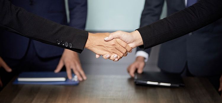 Handschlag zur Bekräftigung eines Geschäftsabschlusses