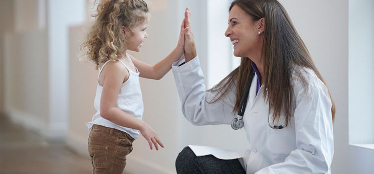 Junge Ärztin mit kleiner Patientin