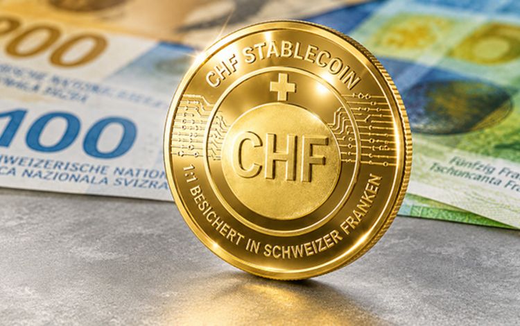 Eine goldfarbene Münze zeigt eine Stablecoin, der mit Schweizer Franken besichert ist