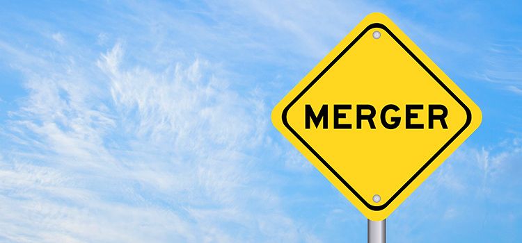 Verkehrsschild mit Aufschrift "Merger" vor blauem Himmel