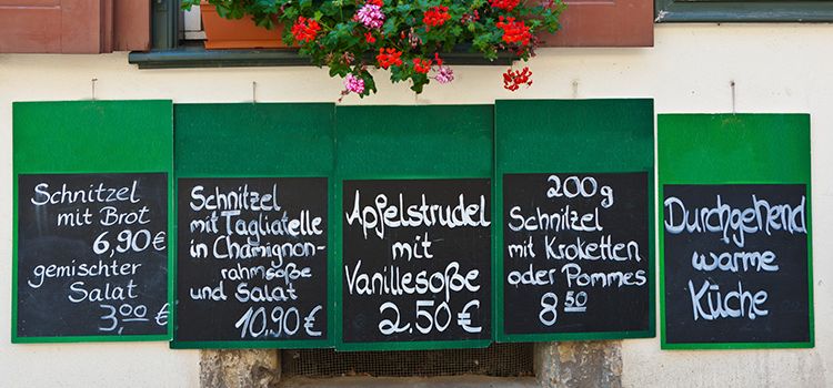 Menüvorschläge und Preisschilder an einem Wirtshaus