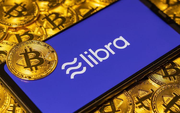 Libra-Symbol inmitten von Bitcoin-Münzen