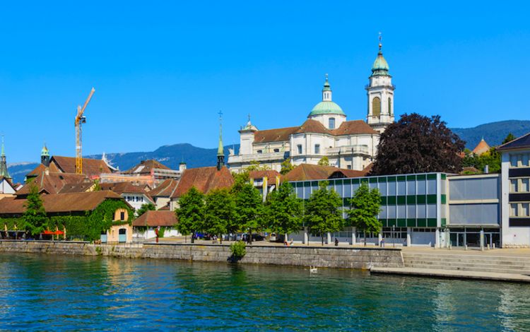 Stadt Solothurn mit Fluss im Vordergrund