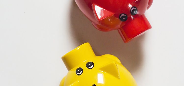 Ein rotes und ein gelbes Sparschwein
