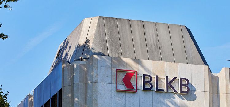 Das Logo der BLBK am Gebäude des Hauptsitzes in Liestal