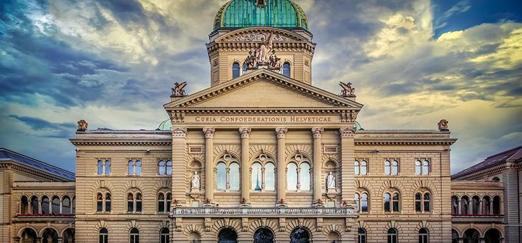 Frontansicht des Bundeshauses in Bern