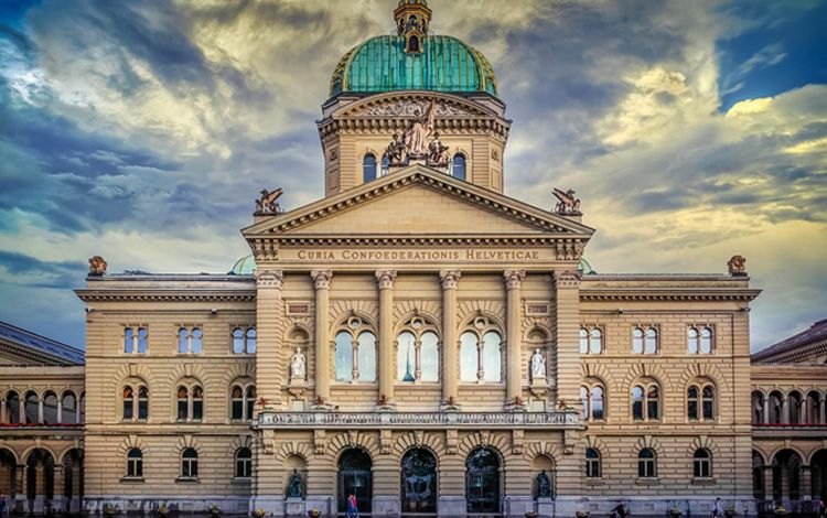 Frontansicht des Bundeshauses in Bern