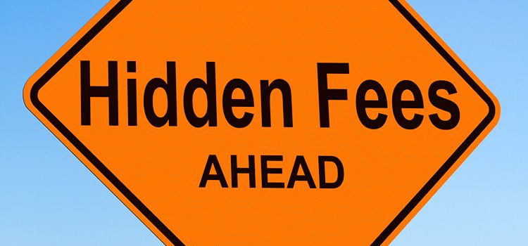 Verkehrsschild mit Aufdruck "Hidden Fees"