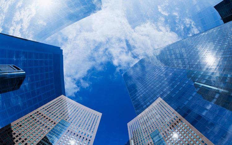 Wolkenkratzer von unten gegen blauen Himmel fotografiert