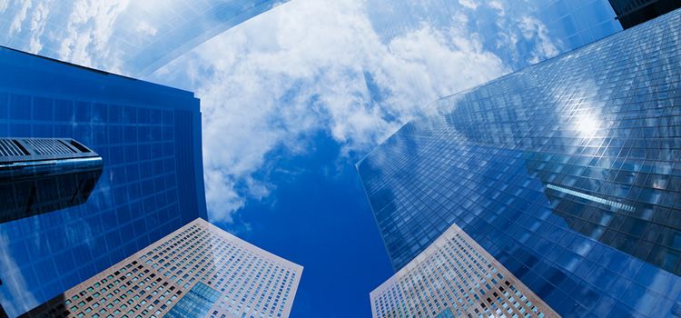 Wolkenkratzer von unten gegen blauen Himmel fotografiert