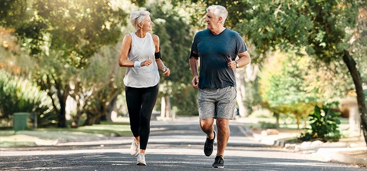 Sportliches Rentnerpaar beim Joggen