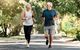 Sportliches Rentnerpaar beim Joggen