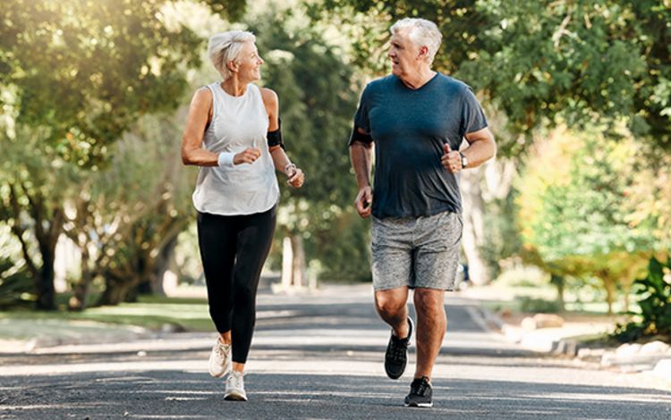 Sportliches Rentnerpaar beim Joggen