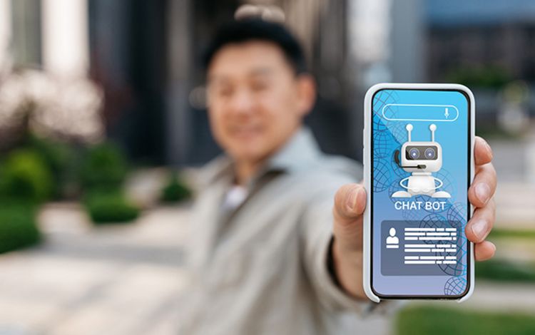Mann mit Smartphone, der mit einem Chatbot kommuniziert