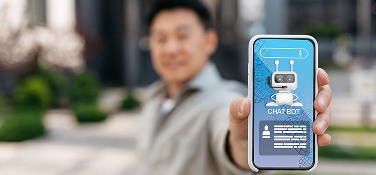 Mann mit Smartphone, der mit einem Chatbot kommuniziert