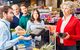 Frau an der Supermarktkasse beim Bezahlen