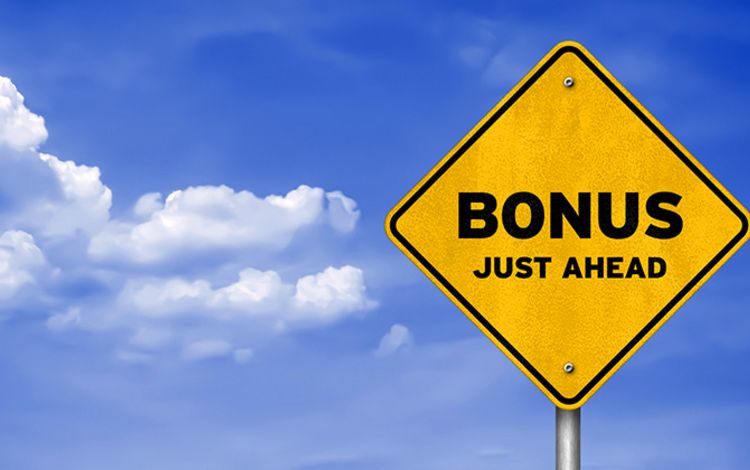 Ein Verkehrsschild mit der Aufschrift "Bonus just ahead"