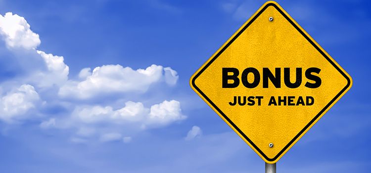 Ein Verkehrsschild mit der Aufschrift "Bonus just ahead"