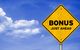 Ein Verkehrsschild mit der Aufschrift "Bonus just ahead"