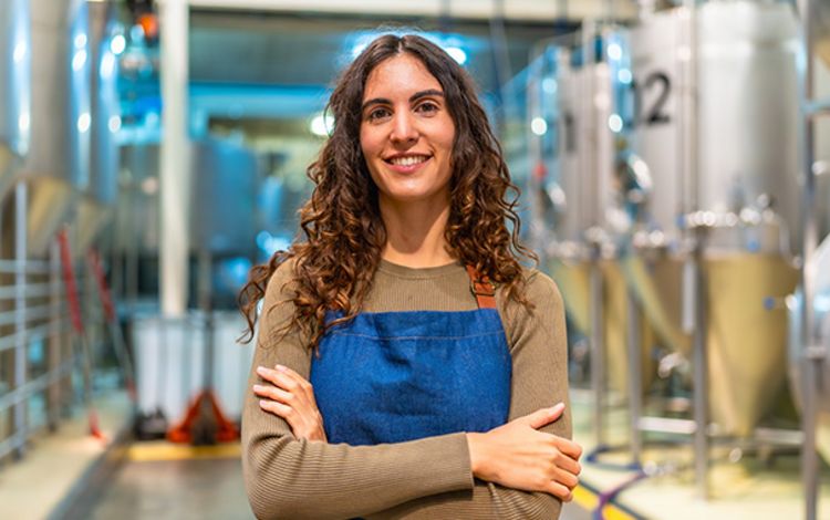 Jungunternehmerin in ihrem Betrieb
