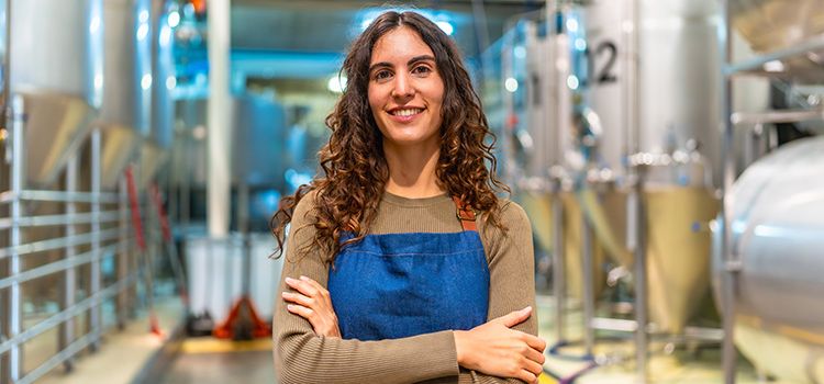 Jungunternehmerin in ihrem Betrieb