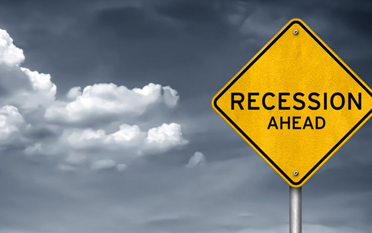 Ein Schild mit der Aufschrift "Recession" vor dunklen Wolken