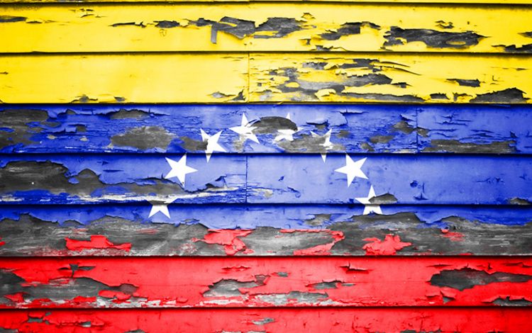 Venezuelas Flagge verwittert an einer Holzwand