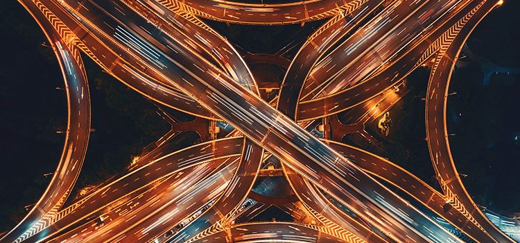 Autobahnkreuz bei Nacht