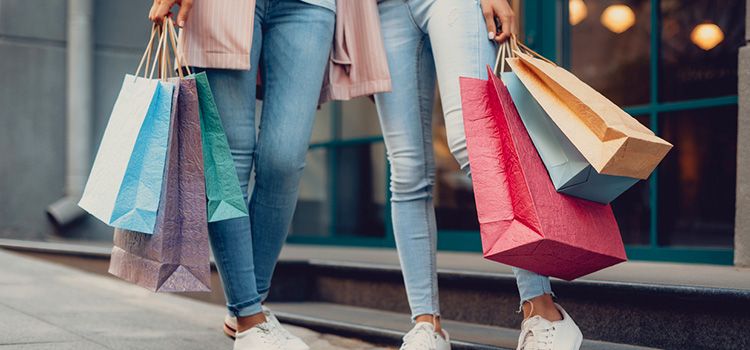 Junge Frauen mit Shopping Bags