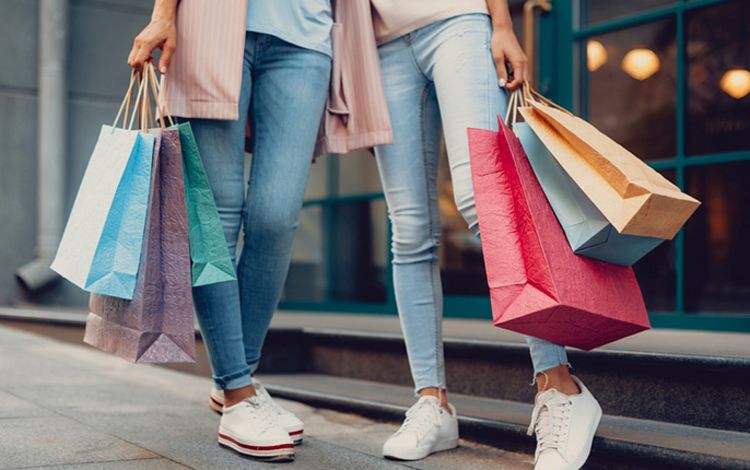 Junge Frauen mit Shopping Bags