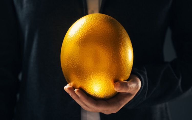Goldenes Ei in der Hand einer Managerin