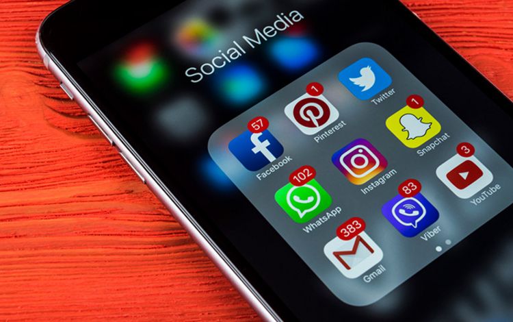 Social-Media-Icons auf einem Smartphone-Display