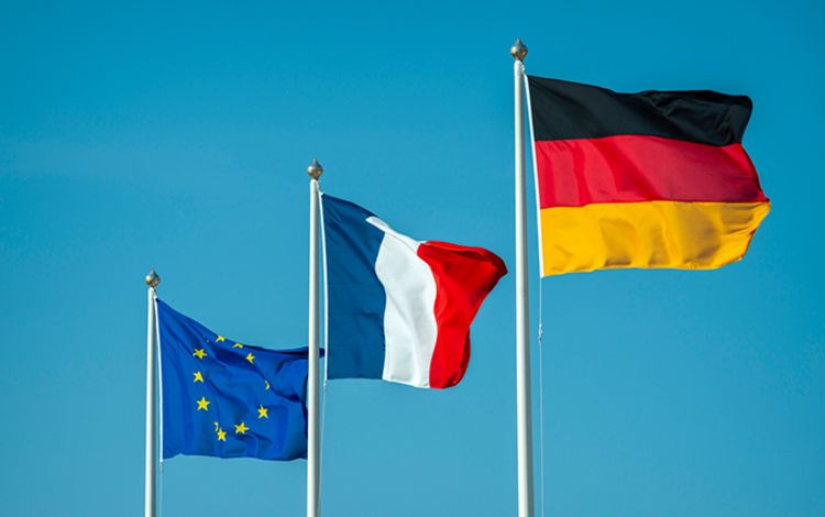 Wehende Flaggen von EU, Frankreich und Deutschland