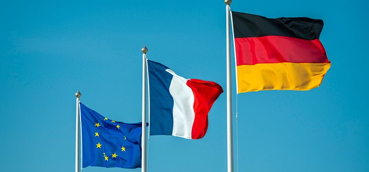 Wehende Flaggen von EU, Frankreich und Deutschland