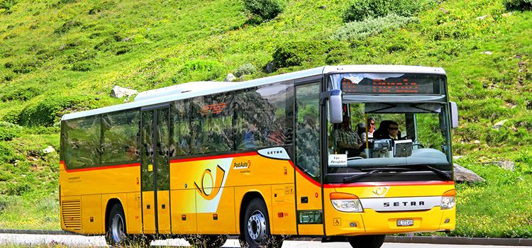 Postauto der Schweiz auf der Gotthardstrecke.