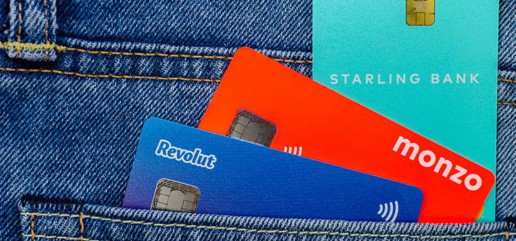 Die Debitkarten von mehreren Neo-Banken in einer Jeanstasche