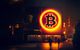 Ein Gebäude nachts mit Bitcoin-Leuchtschrift