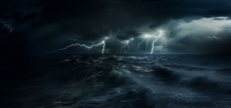Sturm, hohe Wellen und Blitze am dunklen Nachthimmel