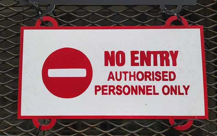 Schild mit der Aufschrift No Entry