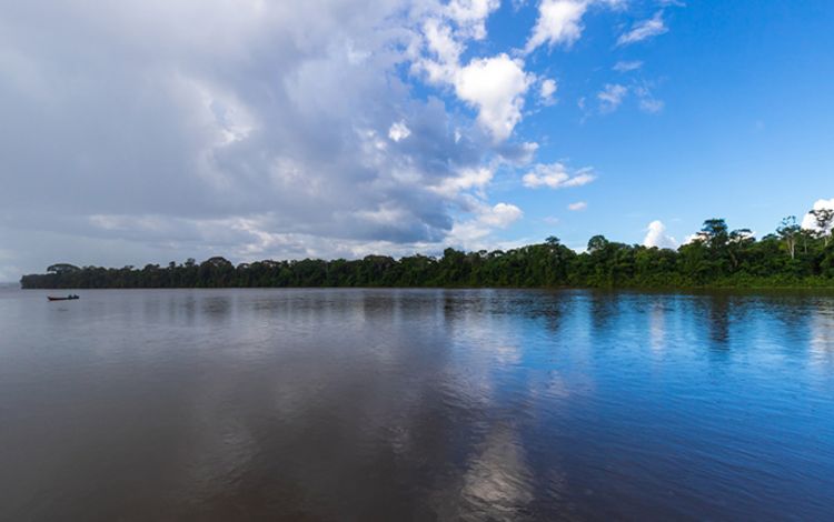 Fluss mit Sonne und Regen