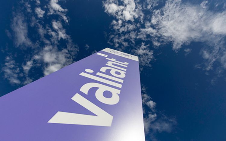 Das Valiant-Logo auf einer Säule gegen den Himmel