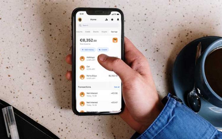 Smartphone mit der Ansicht des Kontos der Neo-Bank Revolut