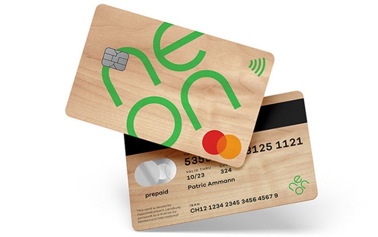 Die Kreditkarte des FinTechs Neon aus Holz