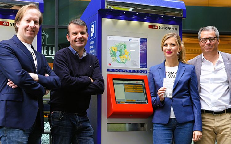 Exponenten von Smart Valor und Sweepay vor einem Ticket-Automaten der SBB