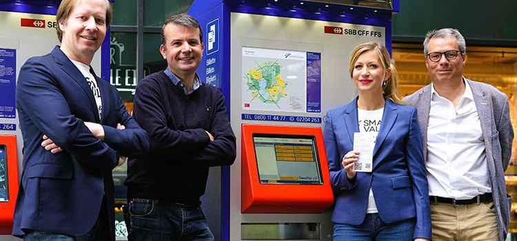 Exponenten von Smart Valor und Sweepay vor einem Ticket-Automaten der SBB