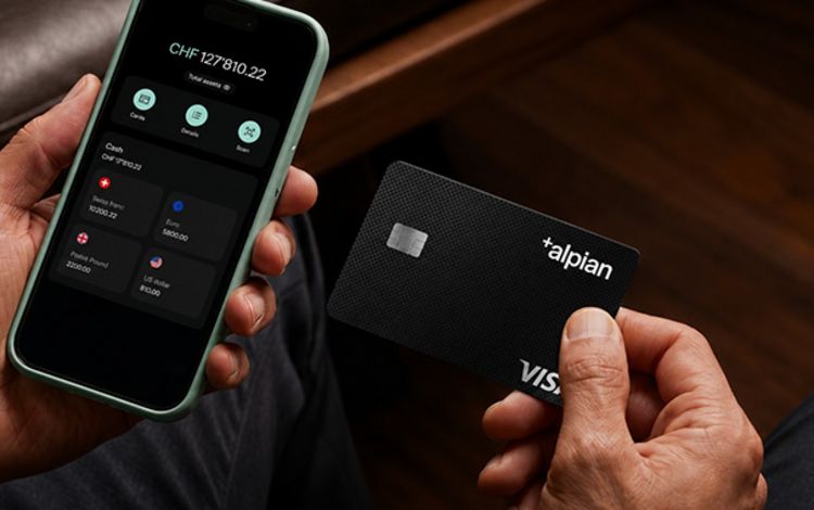 Smartphone-Ansicht und Debitkarte der Neo-Bank Alpian